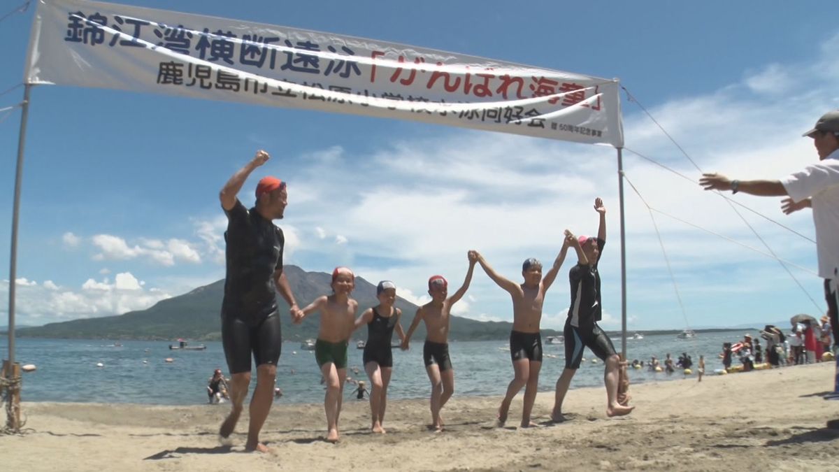 鹿児島市の松原小学校「錦江湾横断遠泳」子供たちが4.2キロの遠泳に挑戦
