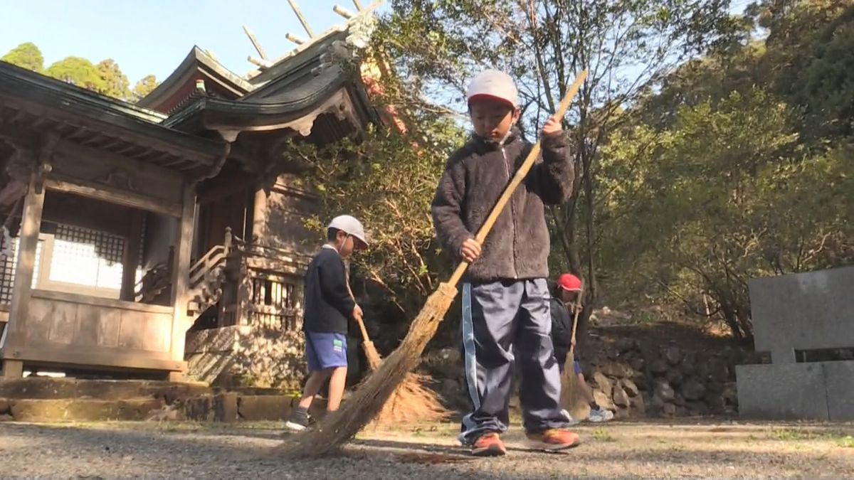 新年を迎える準備 霧島神宮で小学生がお掃除体験