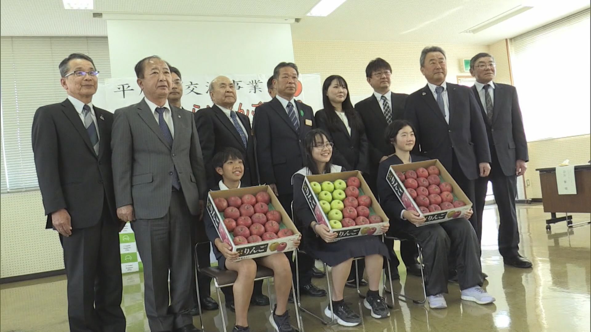 知覧ねぷた祭で交流　南九州市に青森のリンゴ3000個が到着　「味が違う！」子どもたち歓声