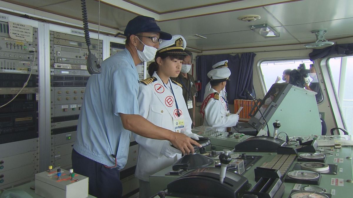  「海の日」に小学生が桜島フェリー1日船長　乗客の出迎えや操縦に挑戦