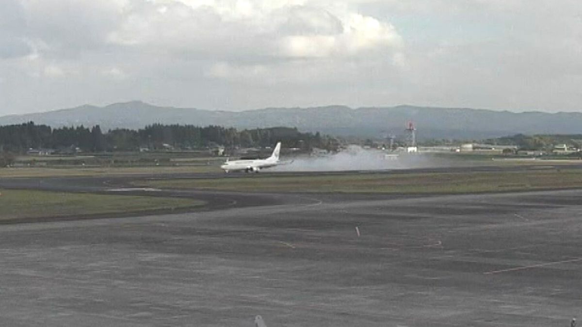 鹿児島空港着陸のJAL機 　タイヤがバーストし白煙 　ケガ人なし