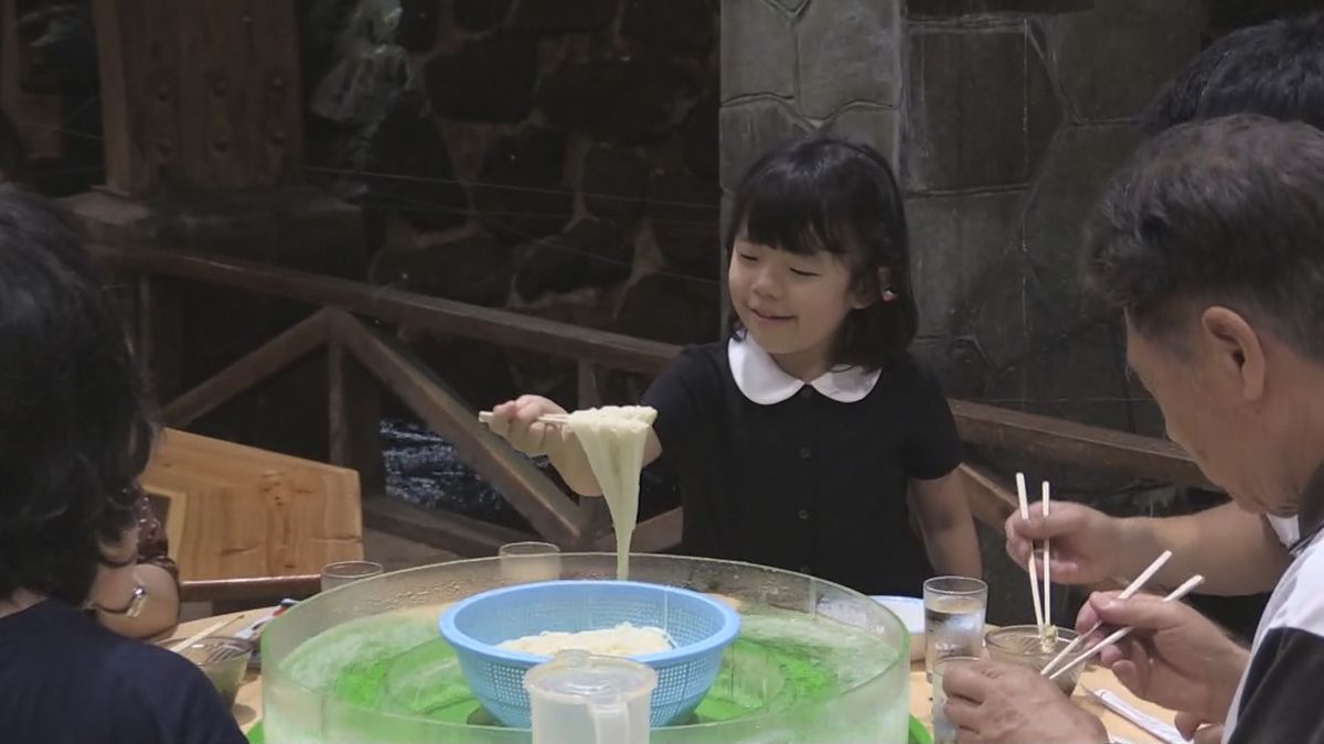 指宿のそうめん流しに帰省客ら長蛇の列…地震に備えながら盆休み楽しむ声