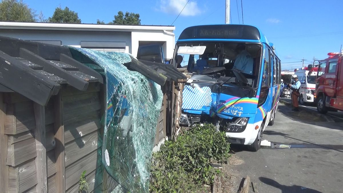 対向車線はみだし民家の塀に衝突 鹿児島市コミュニティバスが事故 　2人搬送も命に別条なし 