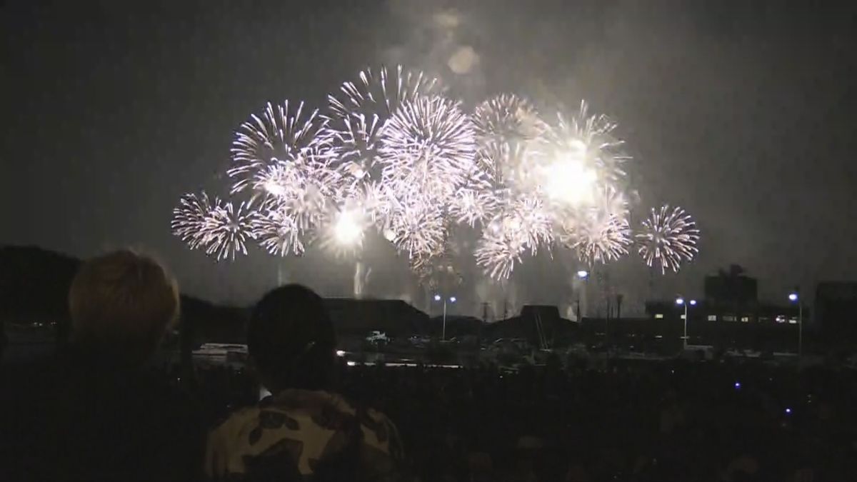 きばらん海枕崎港まつり　１万発の花火が夜空彩る