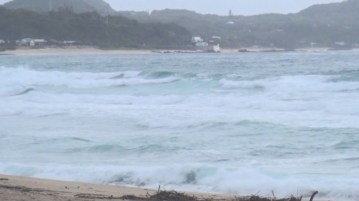 大型の台風14号 奄美地方に18日夜はじめ頃最接近へ　高波に警戒を