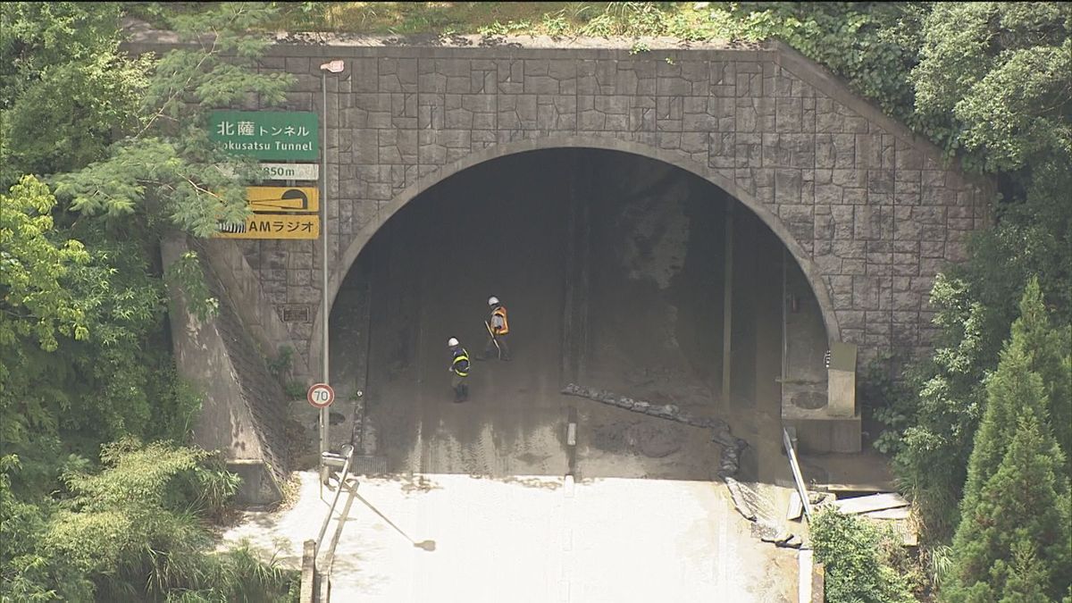 壁面に外圧かかり崩れた可能性も…北薩トンネルの路面隆起、土砂流入現場を専門家が調査