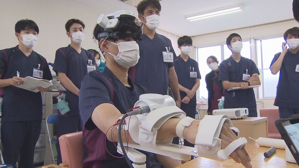 【九州初】手指のマヒ残る患者の助けに 鹿児島市の病院に最新リハビリ機器 通称｢医療用ＢＭＩ｣