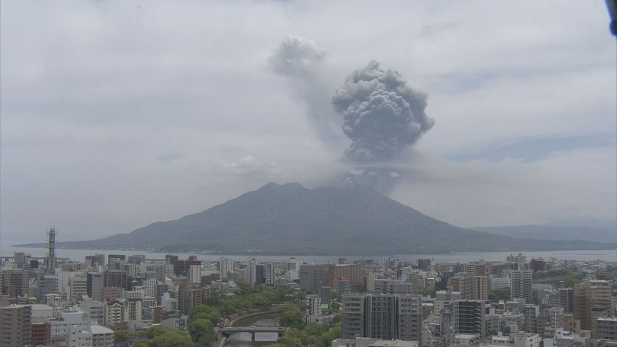 【連続噴火】桜島　噴煙火口から最大3000mの高さに　降灰で空の便にも影響