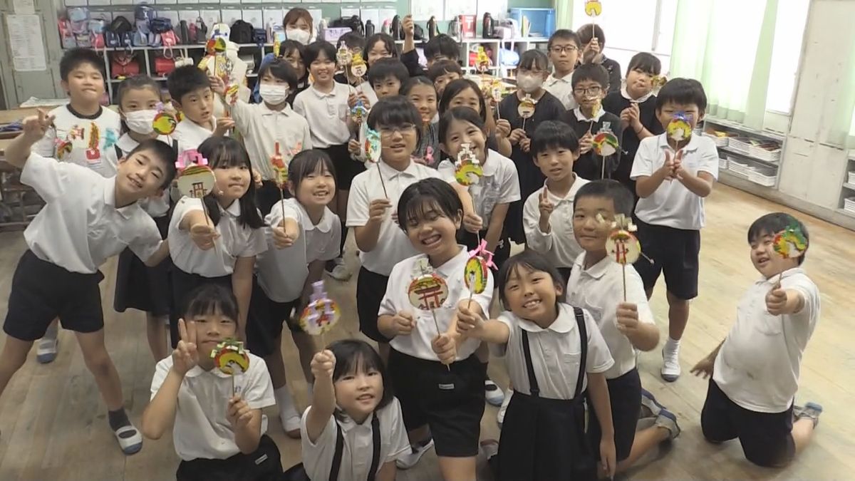 初午祭の縁起物「ポンパチ」作りを地元の小学生が体験　鮮やかな馬や鳥居描く