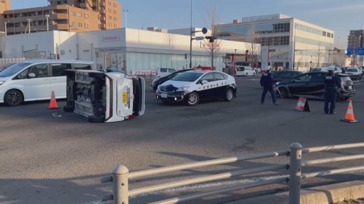 【事故の弾みで車1台横転】交差点で軽自動車2台衝突　少なくとも1人けが（仙台市太白区あすと長町）