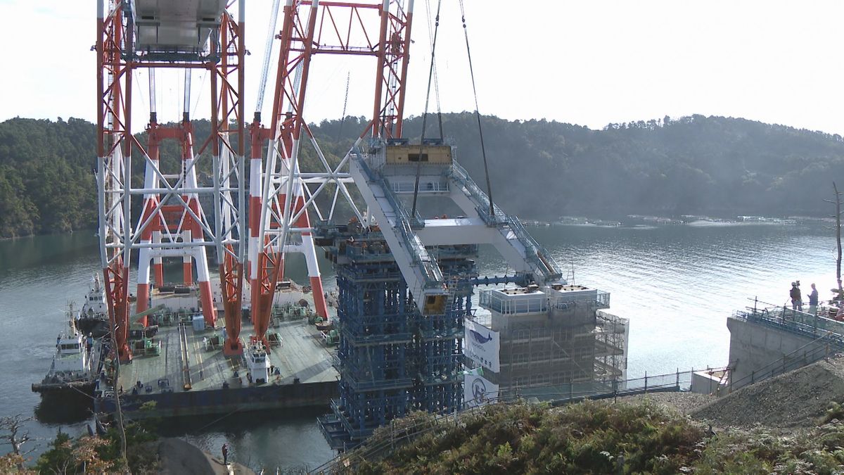 【離島につなげる364ｍ】女川・出島架橋「日本最大クレーン船」で最終局面へ