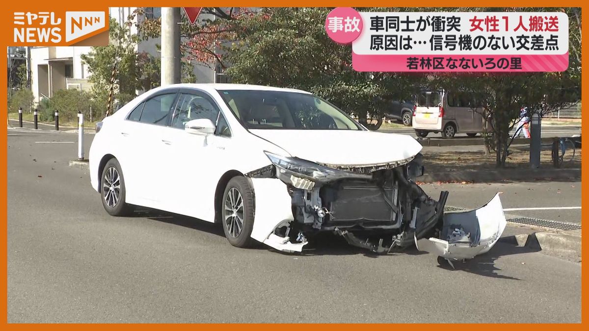 出合い頭に衝突…軽自動車の70台女性が搬送　現場は信号のない交差点