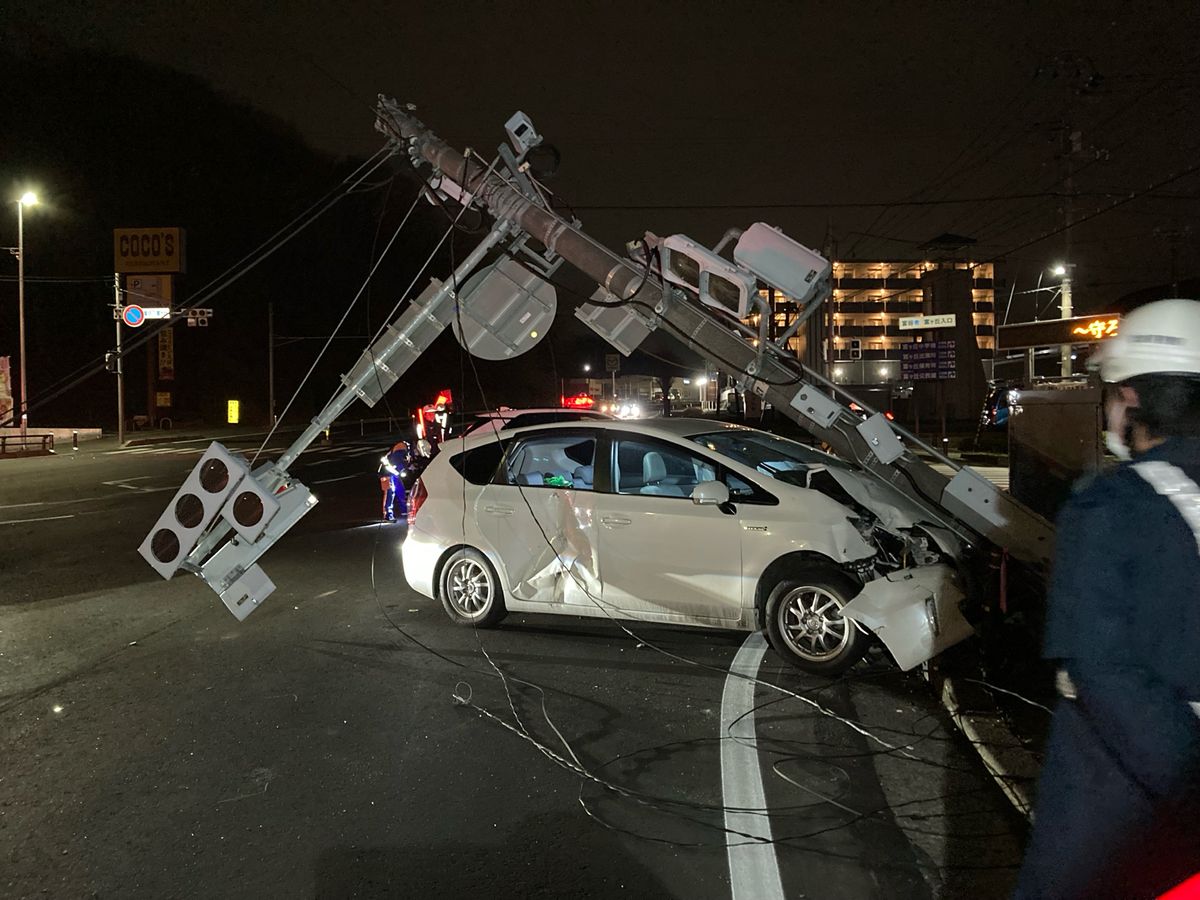 国道4号で車同士が衝突し信号機なぎ倒す 3人が軽傷 宮城・富谷市