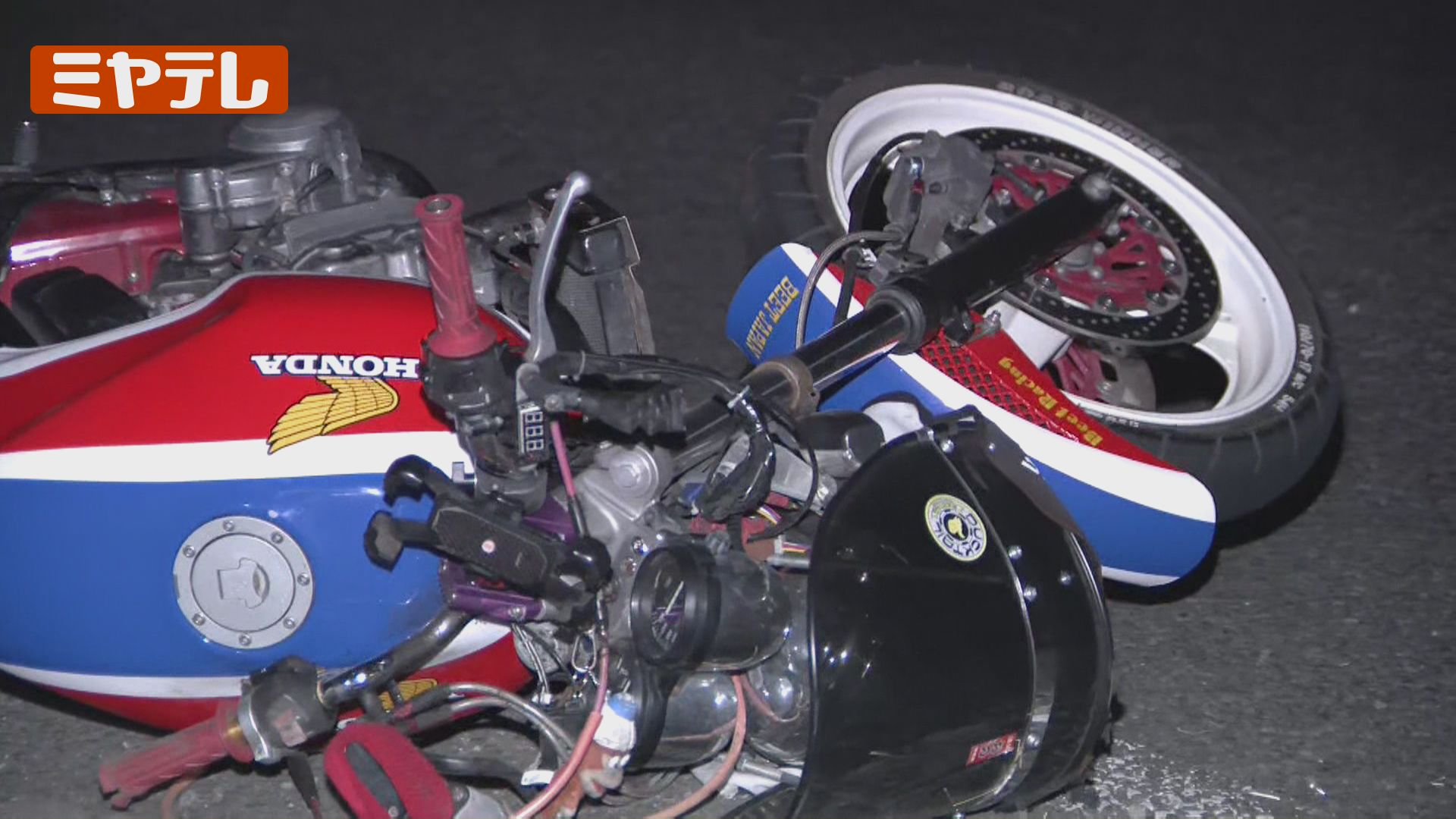 十字路交差点でバイクと軽トラックが衝突、バイクの18歳と19歳がけが