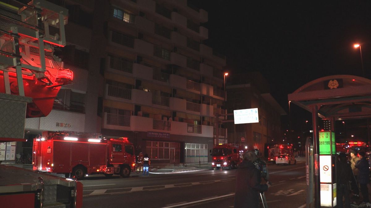 「焦げ臭いにおいがして煙が見える」国道45号沿いの共同住宅で火事　宮城