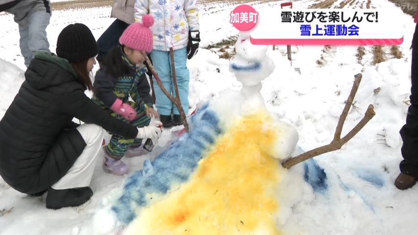 速い速い、後ろから来たぞ来たぞ」雪の上でティラノサウルスレース