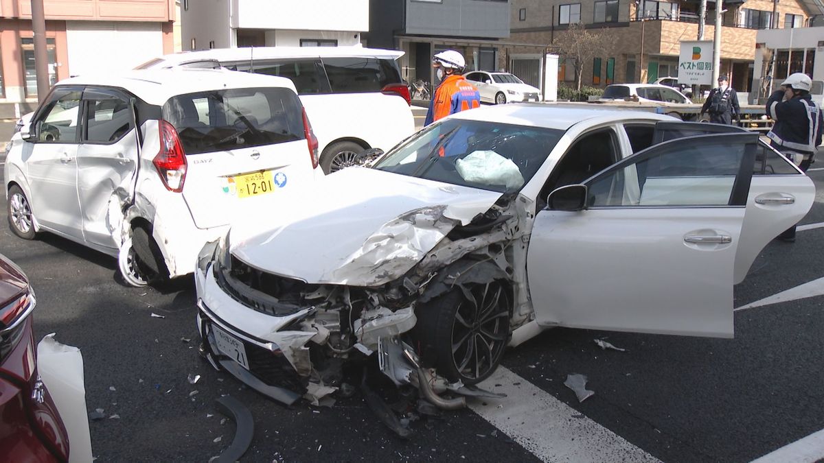 「事故を起こした車はパトカーに追われていた」仙台市宮城野区の県道で車5台が絡む事故　追突された車の女性ケガ　宮城