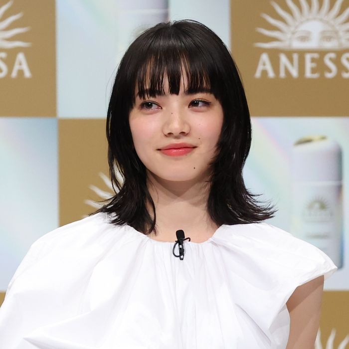 小松菜奈 26歳の抱負を明かす 山に登りたい サプライズケーキに笑顔 アネッサ 新ミューズ就任 新tvcm発表会 に登場した小松菜奈さん 画像詳細