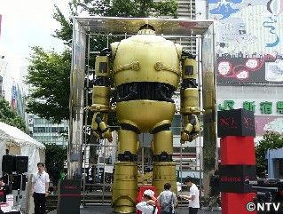 超巨大“金の鉄人２８号”が新宿に出現