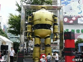 超巨大“金の鉄人28号”が新宿に出現