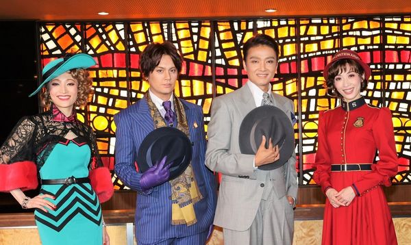 （左から）望海風斗さん、浦井健治さん、井上芳雄さん、明日海りおさん