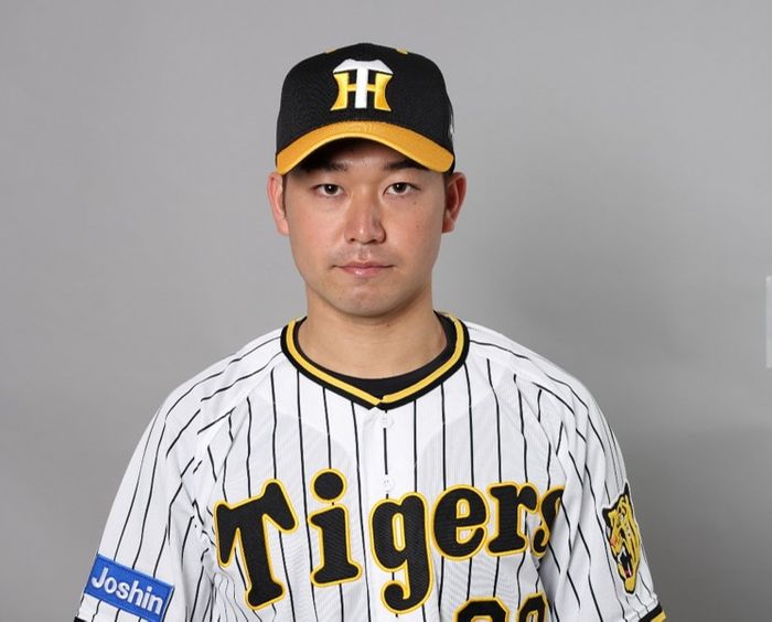 阪神・山本"ヤス”泰寛 自打球がはね返りヘルメットのつばを直撃 治療後の右目が赤く