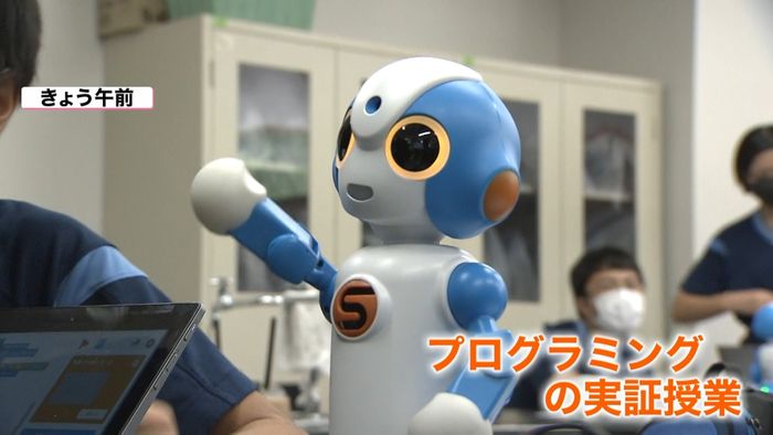 ロボットで英語とプログラミング同時に授業
