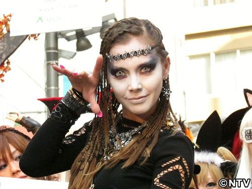 土屋アンナ、“堕天使”の仮装で新宿降臨!