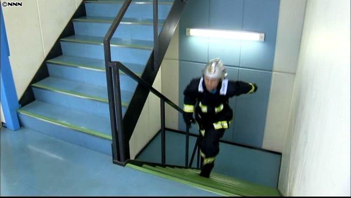 消防士らが「階段駆け上がりレース」