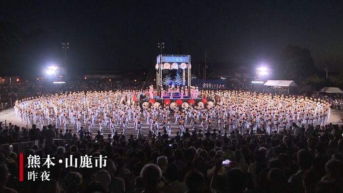 灯籠を頭にのせ女性が舞う「千人灯籠踊り」