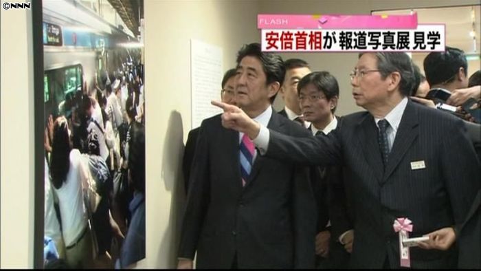 安倍首相、“一年振り返る”報道写真展見学