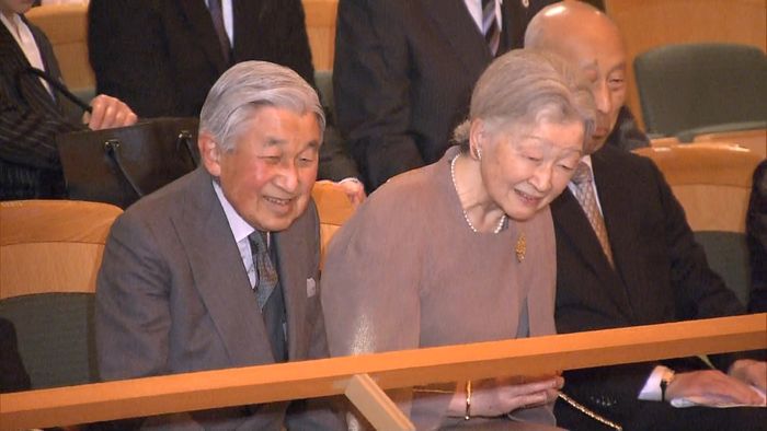 両陛下 大震災の復興支援コンサート鑑賞