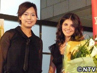 五輪で注目された歌手ニッキー、カーリング近江谷選手と初対面
