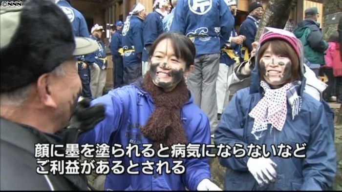 顔に墨塗り無病息災願う…島根で墨付け神事