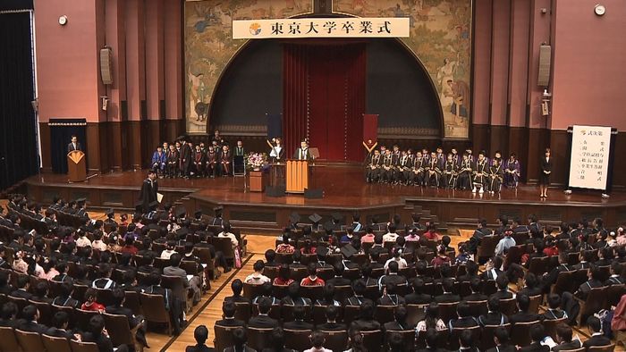 東京大学で卒業式　約３０００人の門出祝う