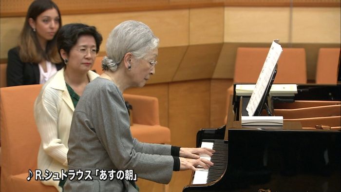 皇后さま、2年ぶりにピアノ演奏を披露