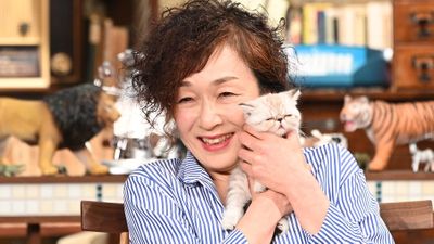 俳優のキムラ緑子 2匹の愛猫にガチ恋 かわいすぎる ちゅぱちゅぱ行動 にメロメロ