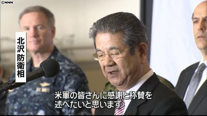 北沢防衛相が米空母を訪問、感謝を述べる