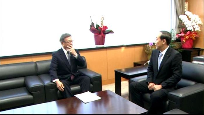 翁長沖縄知事、山口沖縄・北方担当相と会談