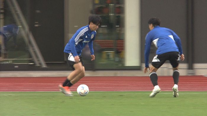 【日本代表】三笘薫 ブラジル戦からドリブル強化へ 練習後に山根視来と1対1