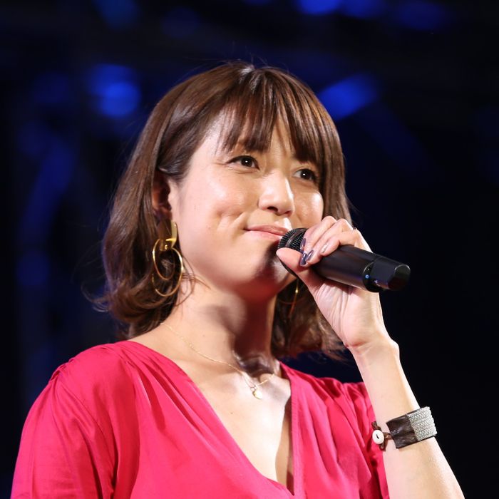 hitomi “首のヘルニア” でリハビリ中 手のしびれも「子育て、抱っこ 家事、そしてスマホ!!」