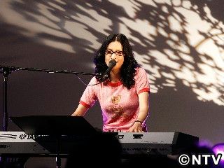 アンジェラ・アキ、雨の中に約6000人“メガネっ子ライブ”