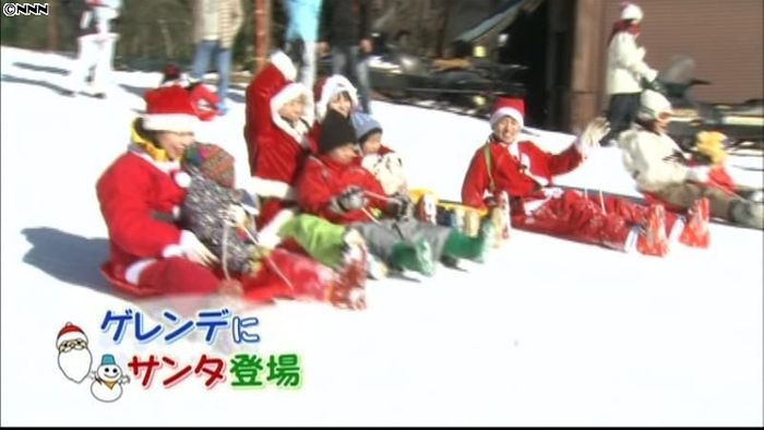 ゲレンデにサンタ 子供と一緒にソリ遊び♪