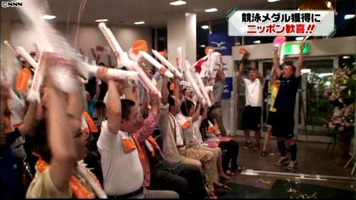 競泳女子リレーで銅 日本の練習先では歓声