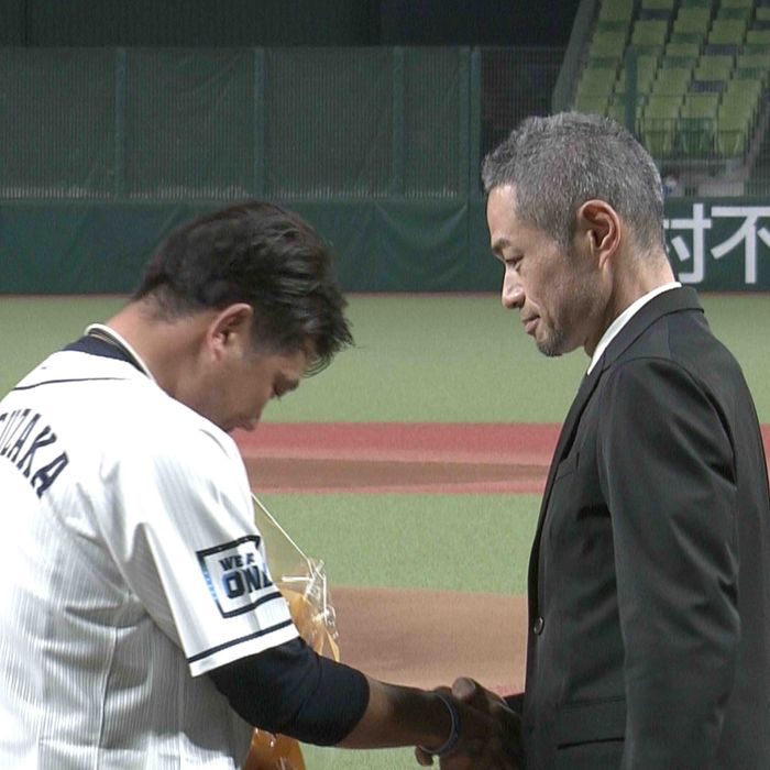 松坂が涙 引退セレモニーにイチローが登場