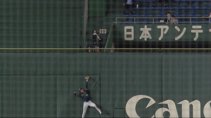 ヤクルト・太田賢吾 フェンス激突しながらスーパーキャッチで「太田賢吾神説」
