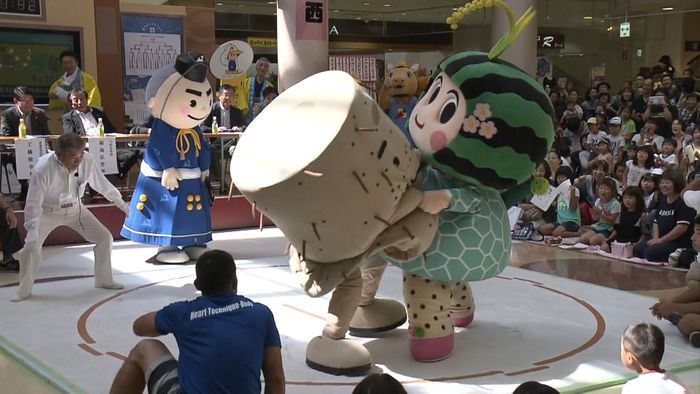 「ゆるキャラすもう大会」に会場沸く 青森