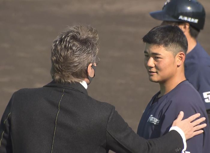 代打・清宮がフェンス直撃タイムリー BIGBOSSも拍手で祝福 前日は4打数ノーヒットも