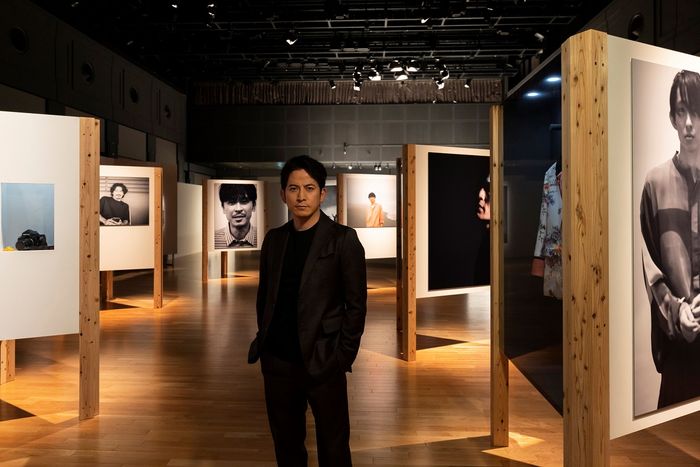 岡田准一、初の写真展 グループに対して熱い思い語る「V6として生きてきたことの誇り」