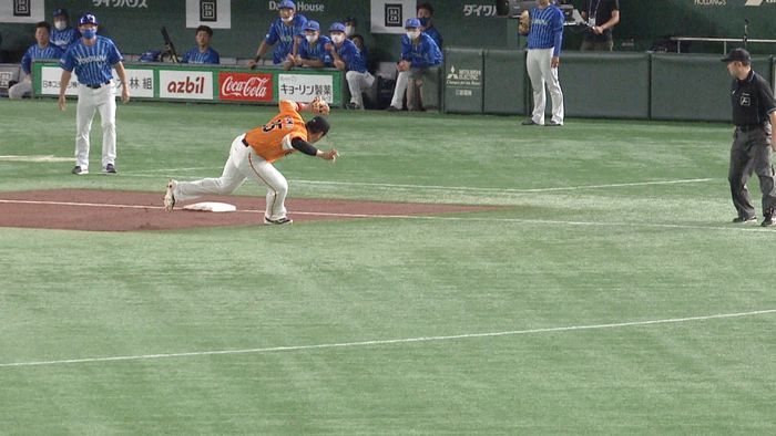 巨人・岡本和真　好守備で失点阻止　3塁線の強い当たりをキャッチ